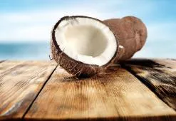 Обикновено кокосово масло - комплексна защита за косата, нуждаеща се от подсилване
