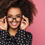 Прически за хора носещи очила. Как да съчетаете прическата с формата и цвета на рамката?